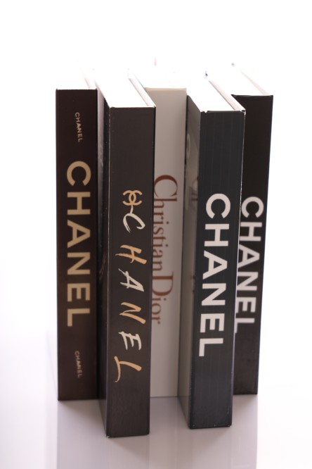 كتاب ديكور رمادي