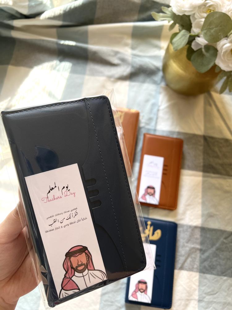 دفتر ملاحظات جلد للمعلم والمعلمة باللون البني والكحلي مع مكان للقلم