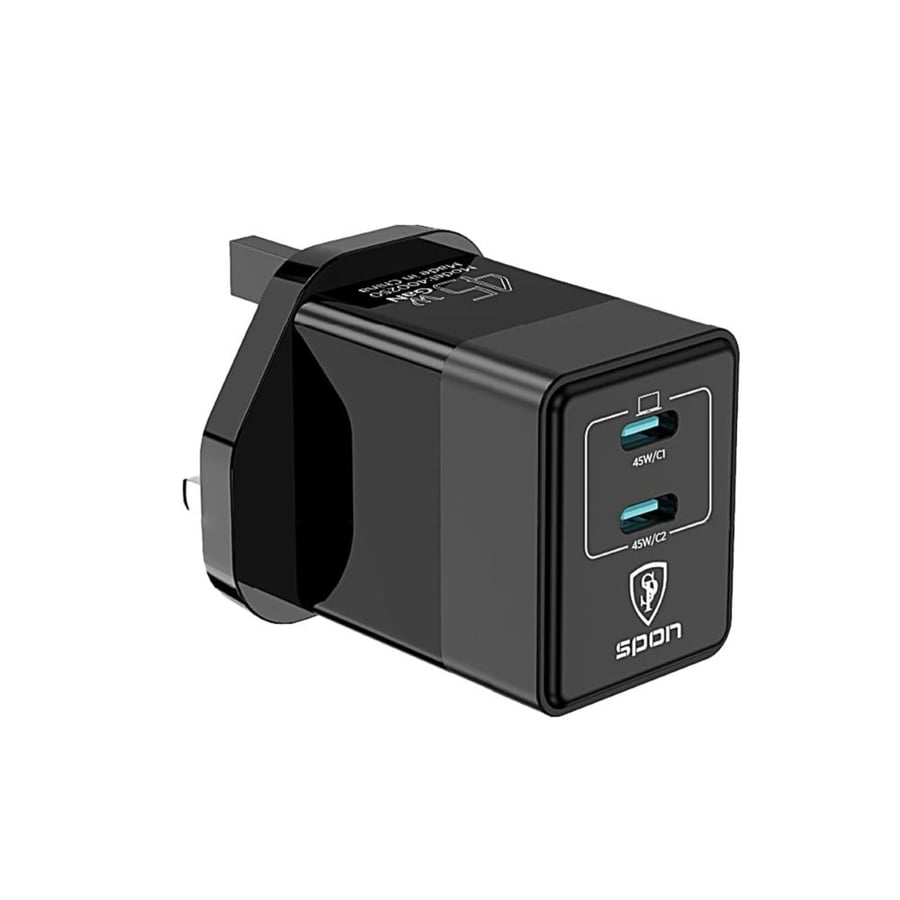 لقطة مقربة لشاحن Spon أسود بمنفذي USB-C بخلفية بيضاء