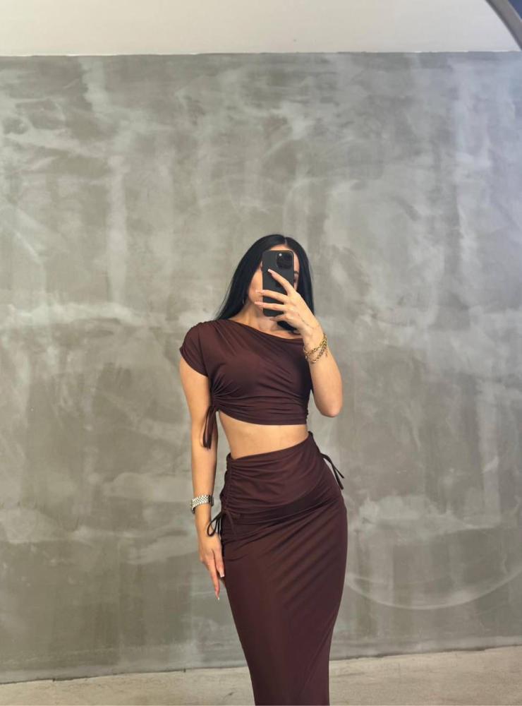 Two-piece suit, the skirt is high waist