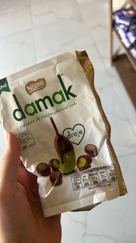 شوكلاته بالحليب محشيه فستق