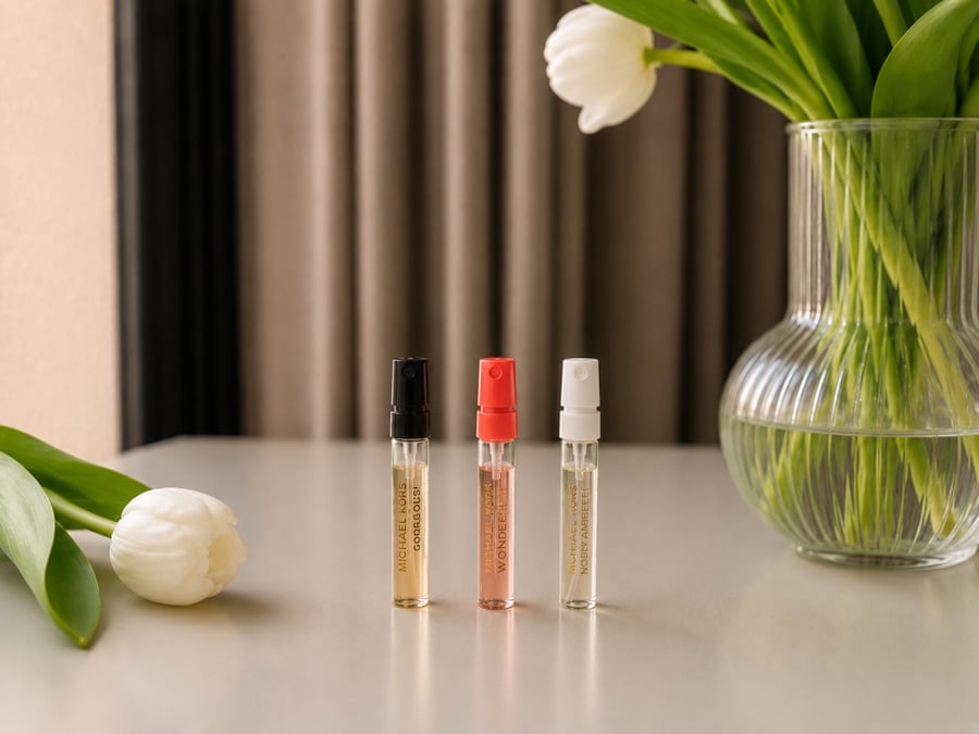 بوكس عطور مايكل كورس المميزة مع بطاقة اليوم الوطني