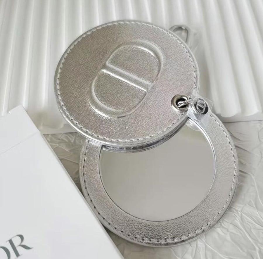 ميدالية مع مراية من Dior مع الكيس