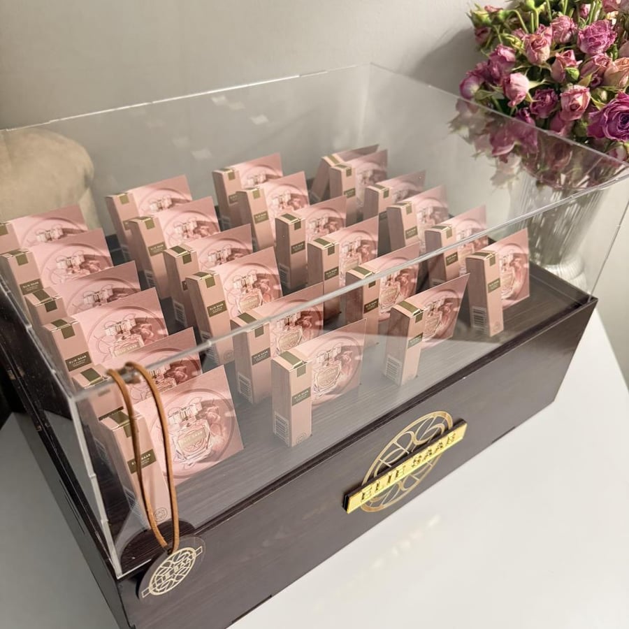 بكج بوكس فخم فيه 24 عطر ايلي صعب عينات الابيض مع ثيم اليوم الوطني