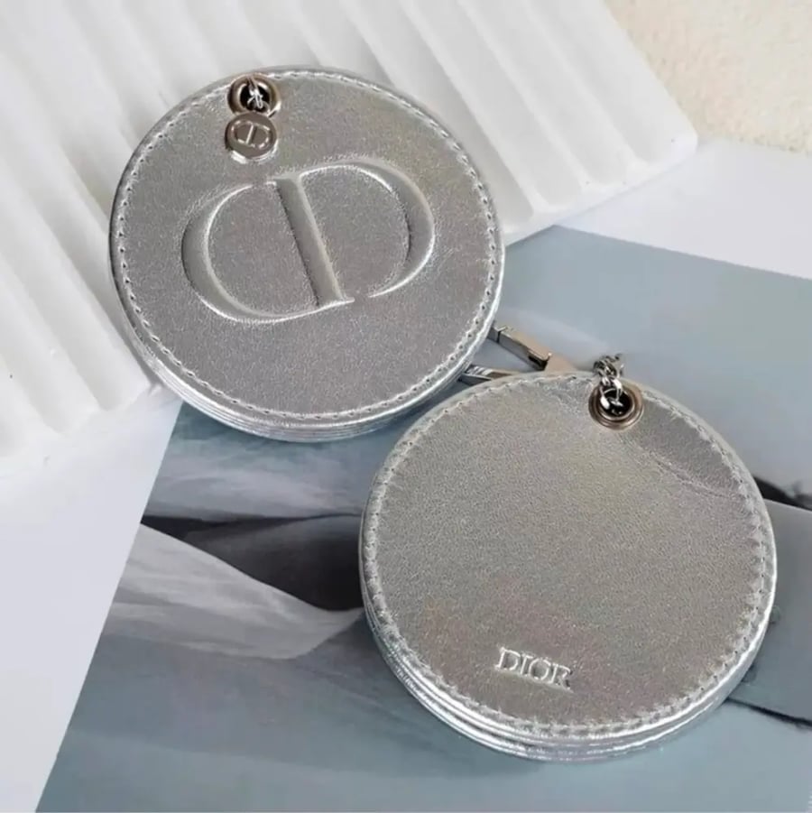 ميدالية مع مراية من Dior مع الكيس