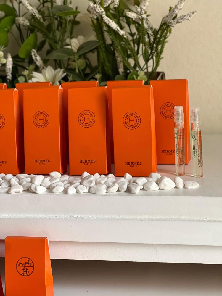 10 boxes each containing 20 Armani perfumes, each box has two bottles of 4 ml spray perfumes.