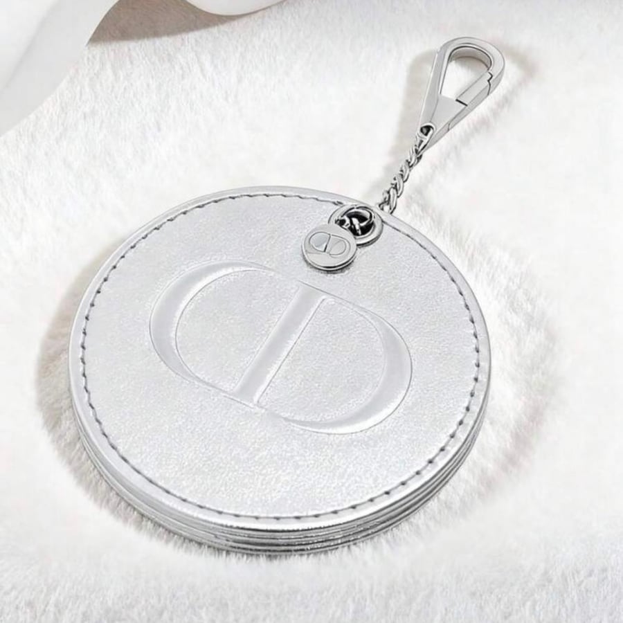 ميدالية مع مراية من Dior مع الكيس