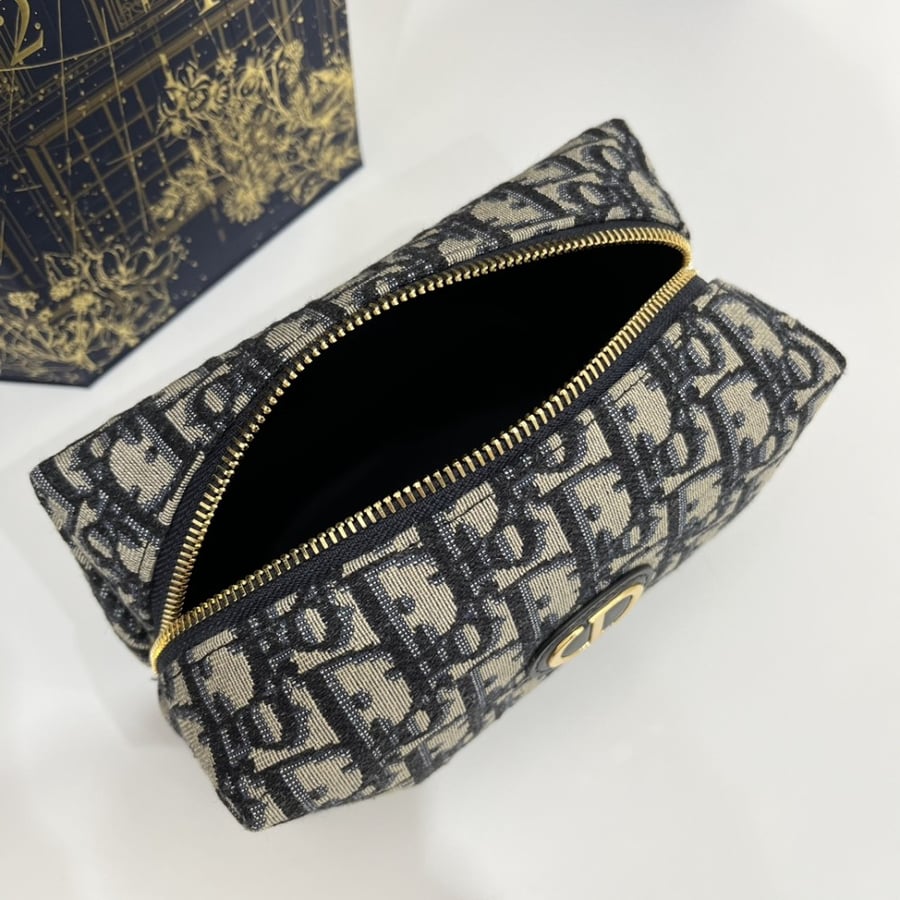 30 Montaigne Box Bag