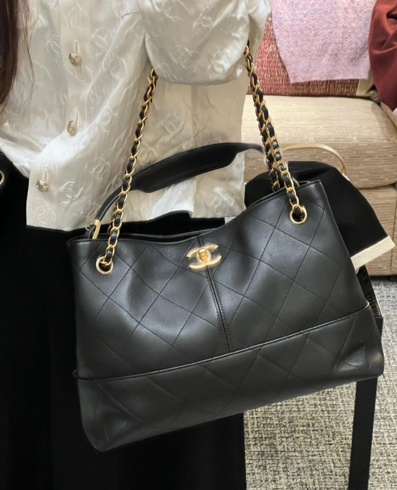 ‏Two-Tone Leather & Suede Tote Bag