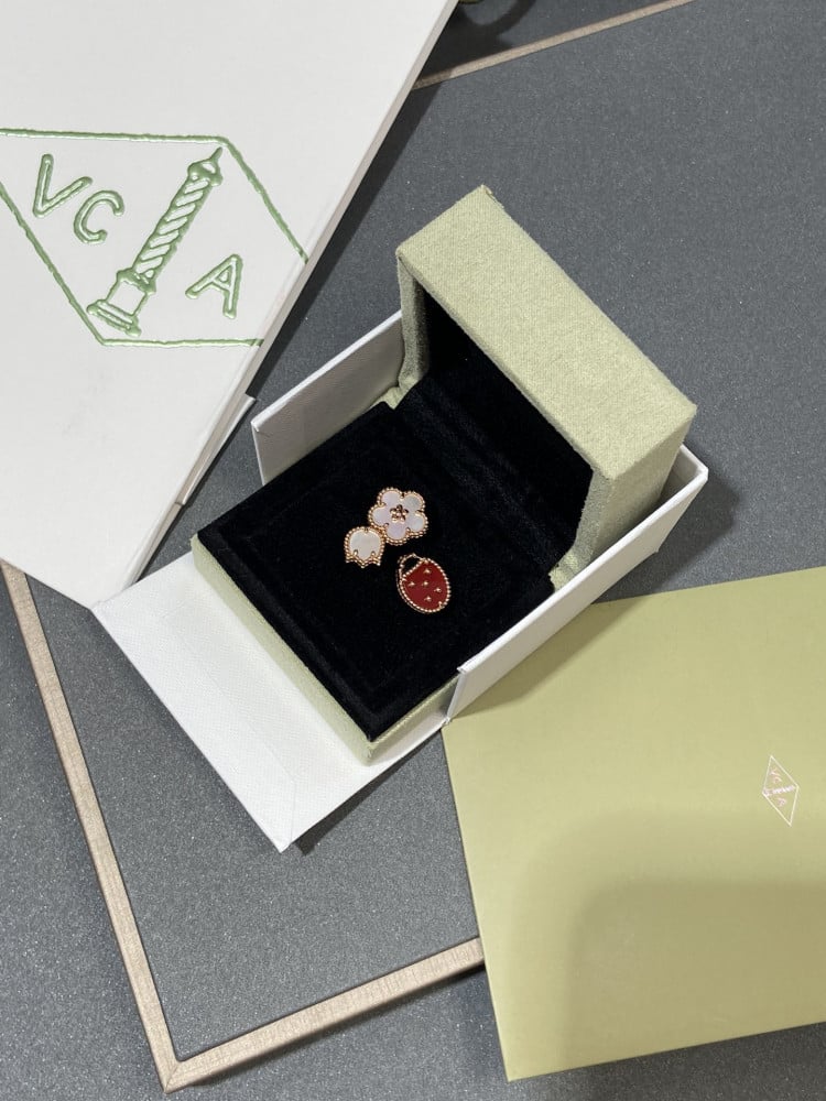 Lucky Spring Between the Finger ring