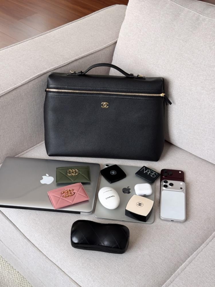 LARGE SHOPPING BAG   Grained Calfskin & Gold-Tone Metal  Black