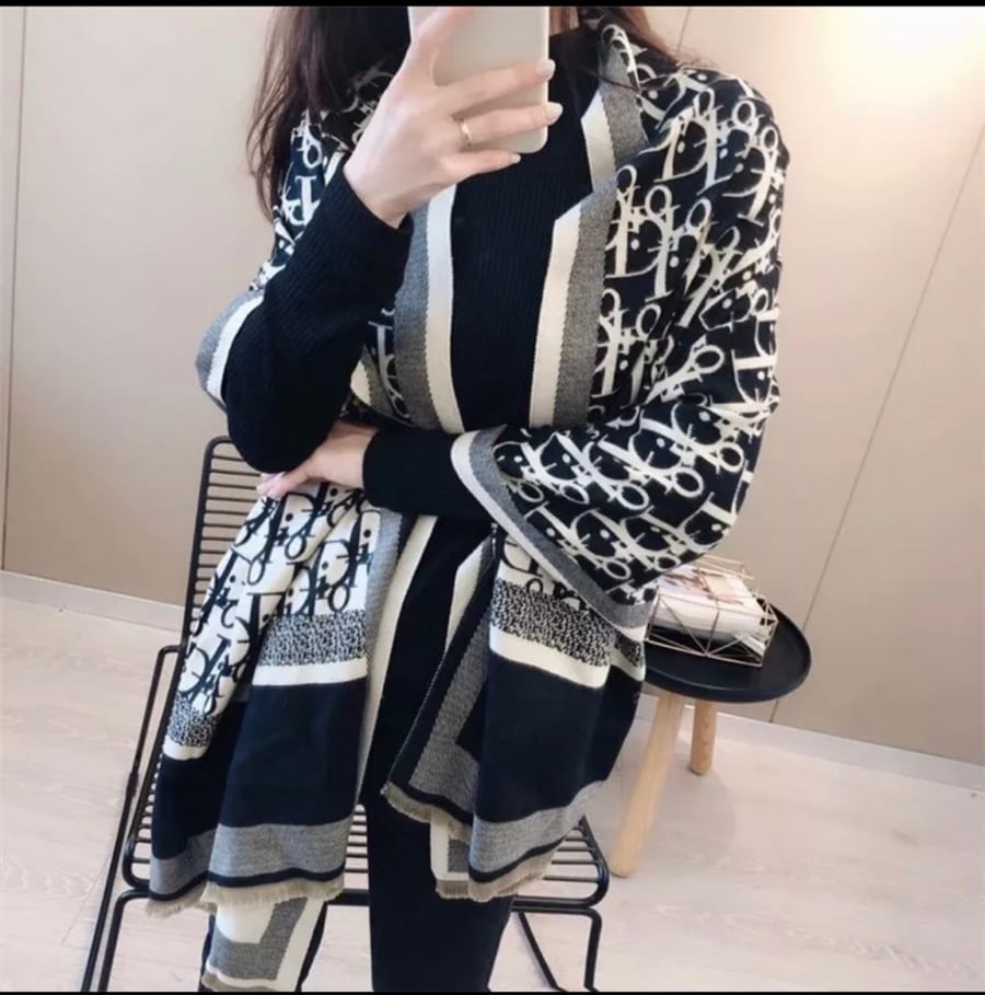 وشاح بألوان متعدده