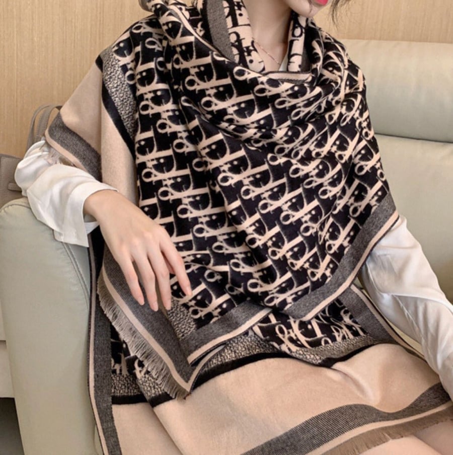 وشاح بألوان متعدده