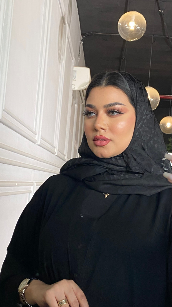 طرحة سوداء بتشجير ورد