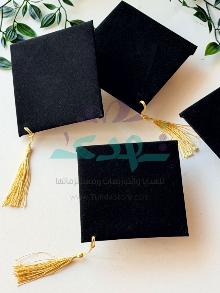 درزن قبعات تخرج للتوزيعات