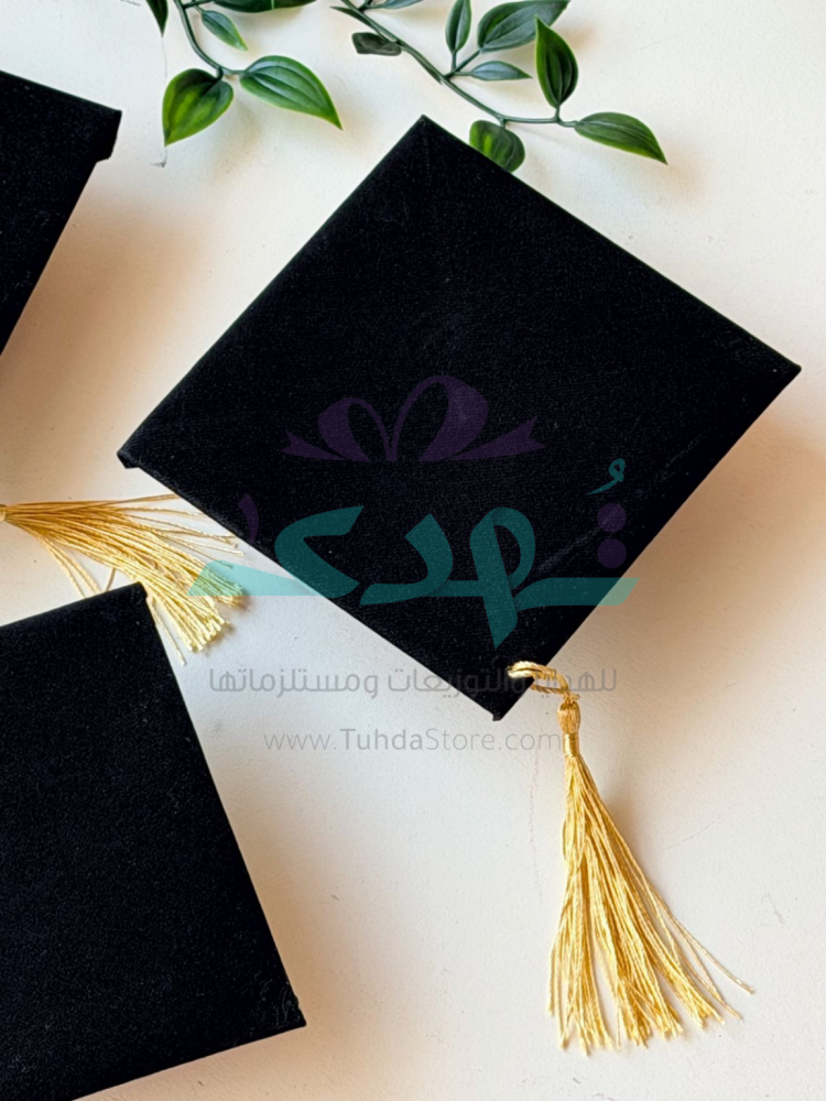 درزن قبعات تخرج للتوزيعات