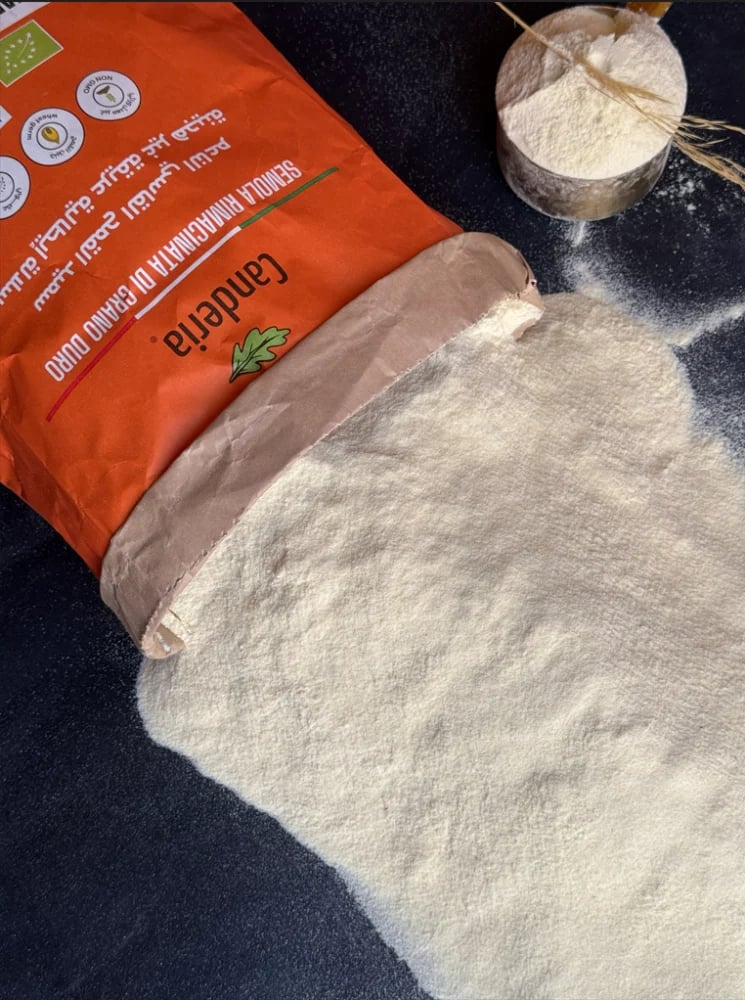 Organic semolina flour from hard wheat with wheat germ