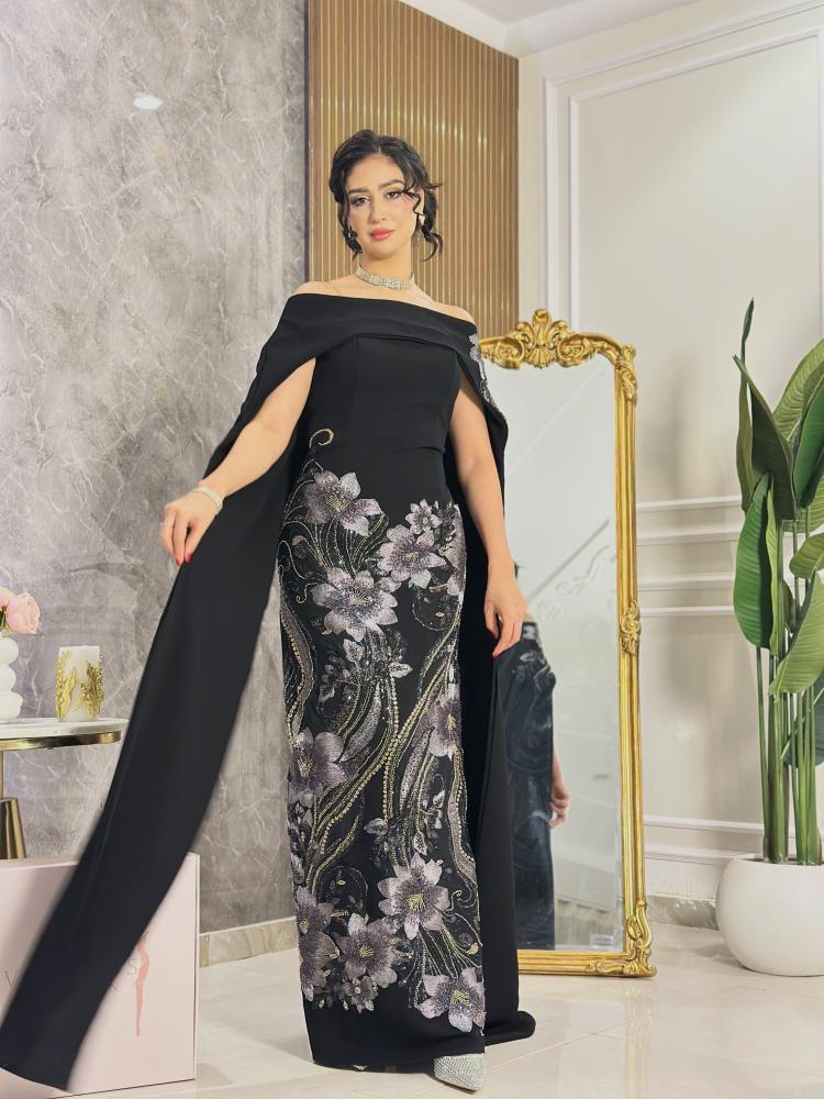 7508-فستان سهرة أسود بتطريز ورد فاخر وكاب أنيق