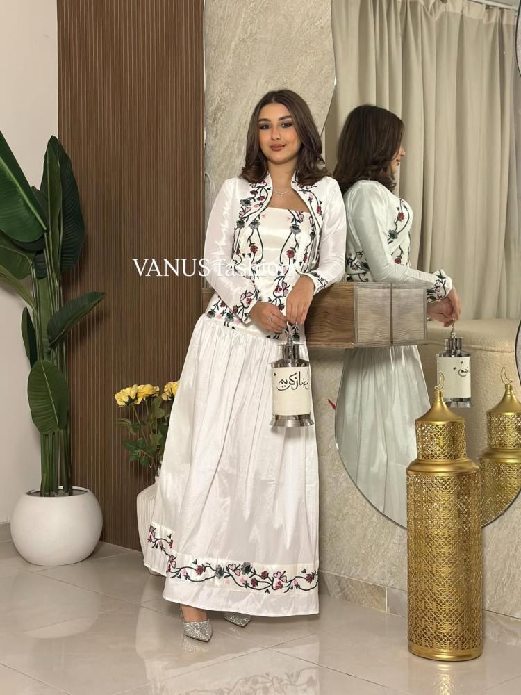6976 - فستان ابيض مع جاكيت كم طويل ولمعة جميلة