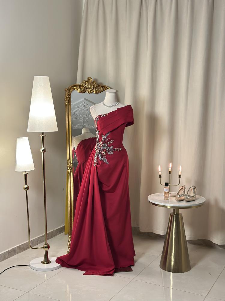 Royal red dress with charming and elegant design 5523