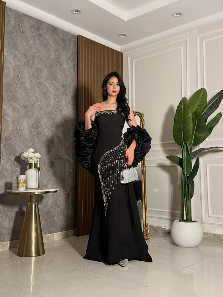 7448 -فستان سهرة أسود طويل مرصع بالكريستال مع أكمام ساتان منفوشة