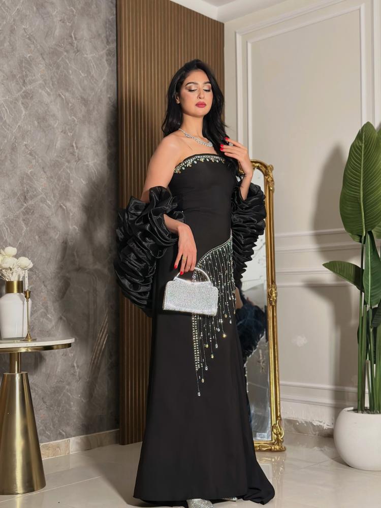 7448 -فستان سهرة أسود طويل مرصع بالكريستال مع أكمام ساتان منفوشة