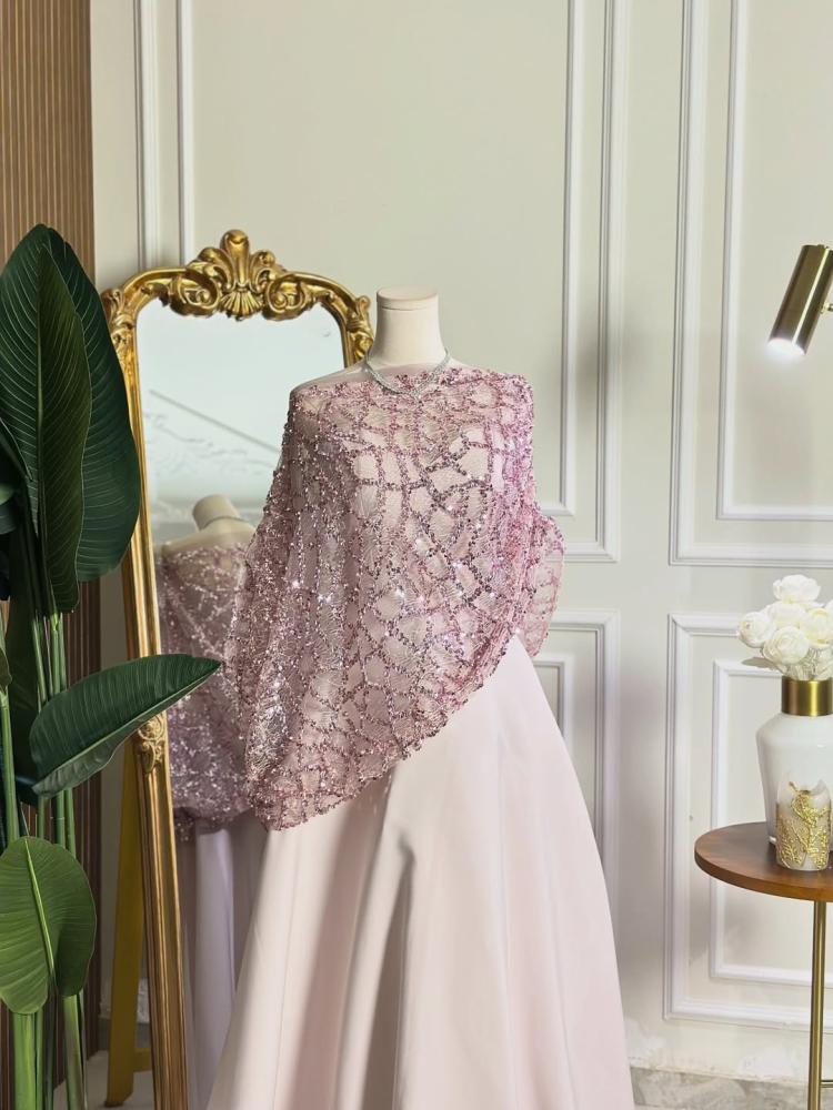 7286 - فستان أمسيات بلمسة وردية ناعمة مع كاب فاخر dress