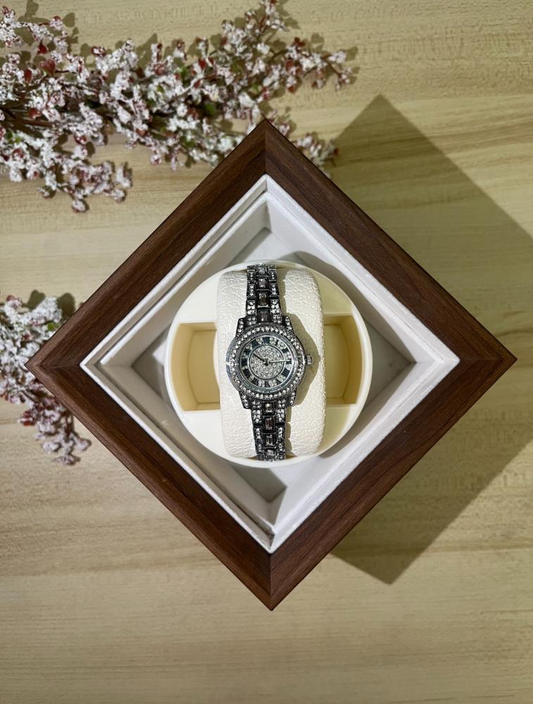 ساعة كريستال  W45