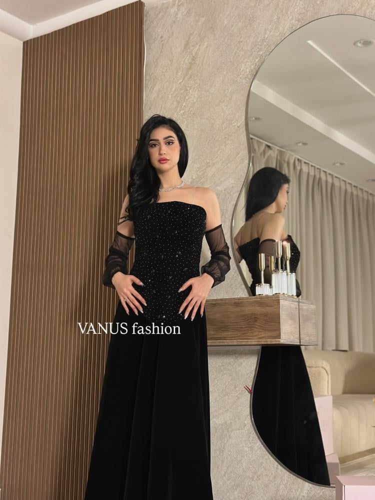 6874 - فستان أسود أنيق بتفاصيل لامعة ولمسة عصرية