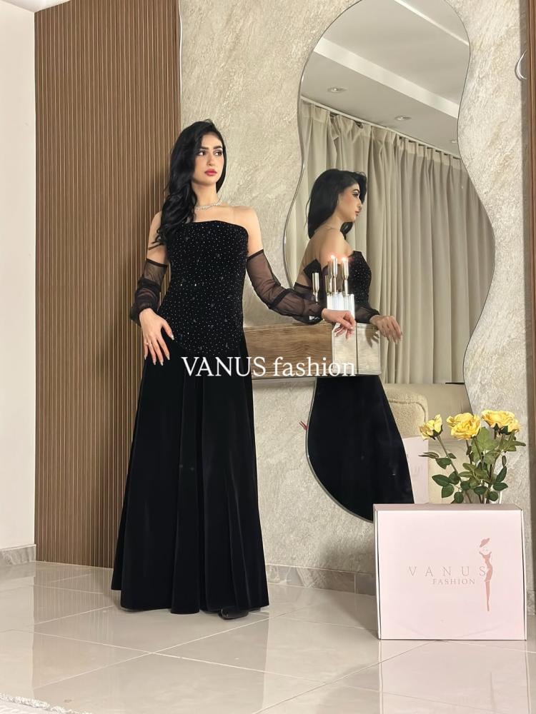 6874 - فستان أسود أنيق بتفاصيل لامعة ولمسة عصرية