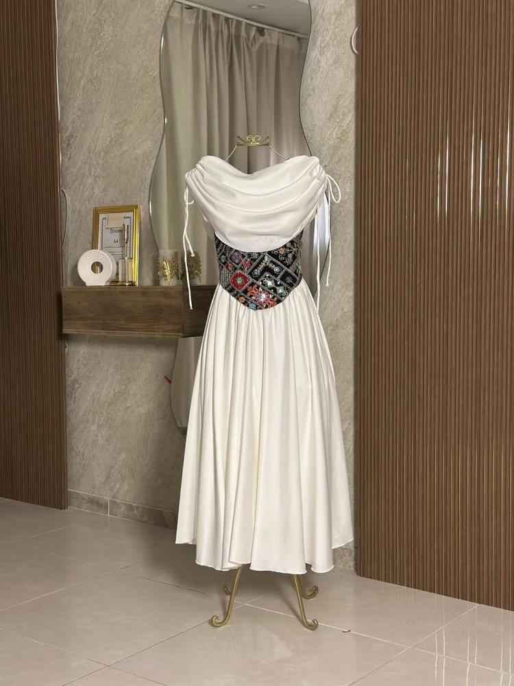 6956 - فستان ميدي ابيض بنفاصيل ملونه