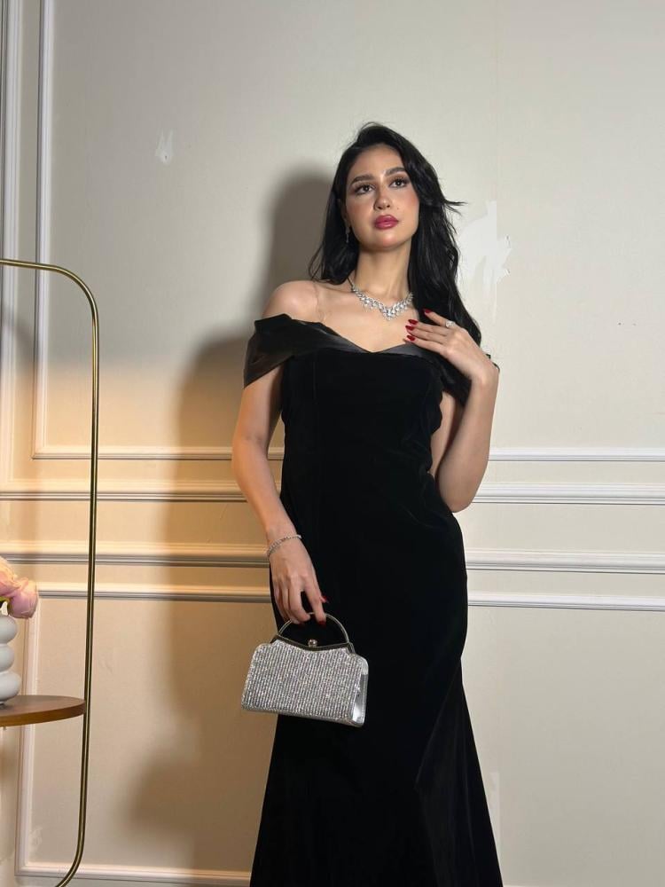 7589-فستان سهرة أسود مخمل طويل بأكتاف منسدلة وقصة ناعمة