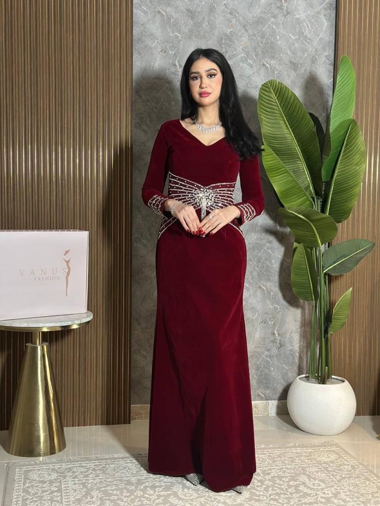 7590-فستان سهرة عودي مخمل طويل بتطريز كريستال فاخر على الخصر