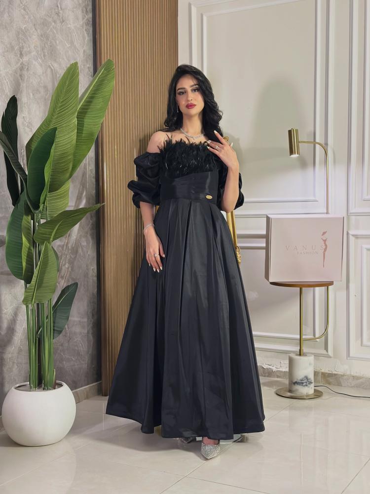 7541-فستان سهرة أسود طويل بالريش وأكمام منفوشة