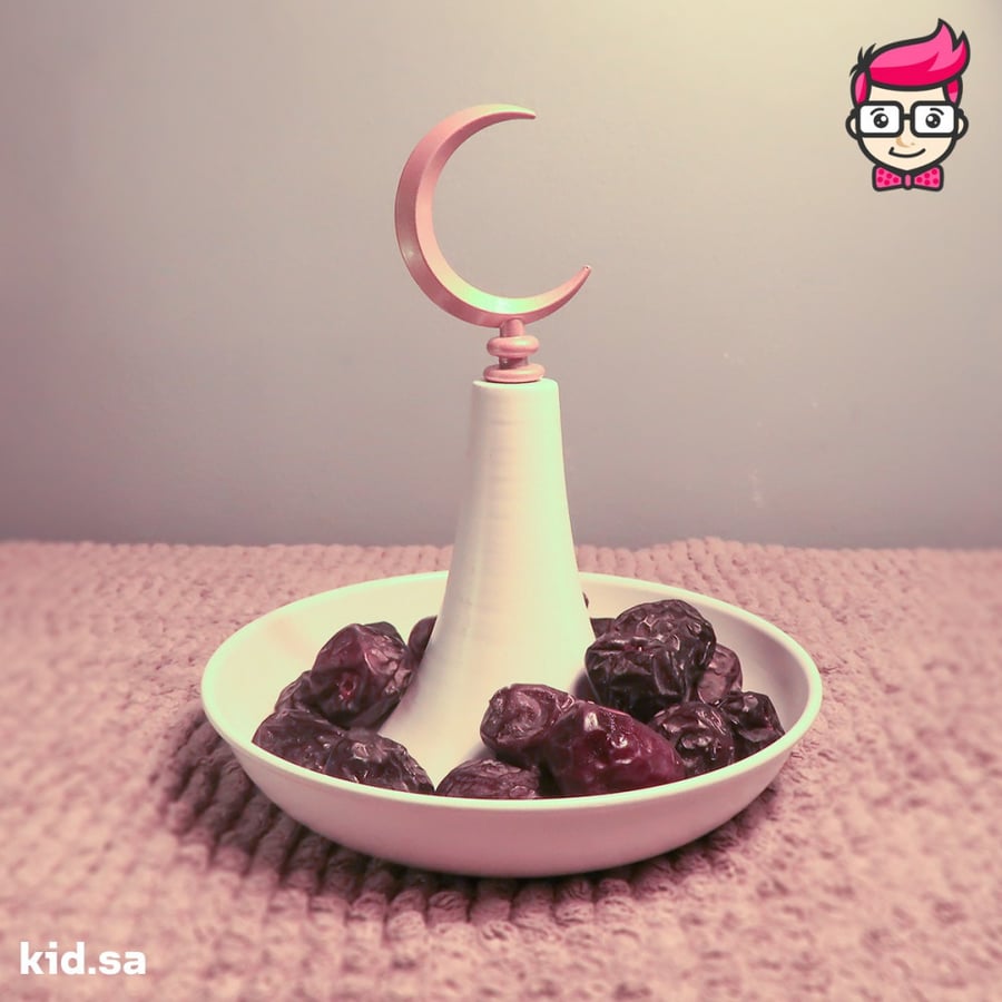 تمرية رمضان صغيرة بيضاء ذات هلال رمضاني ذهبي