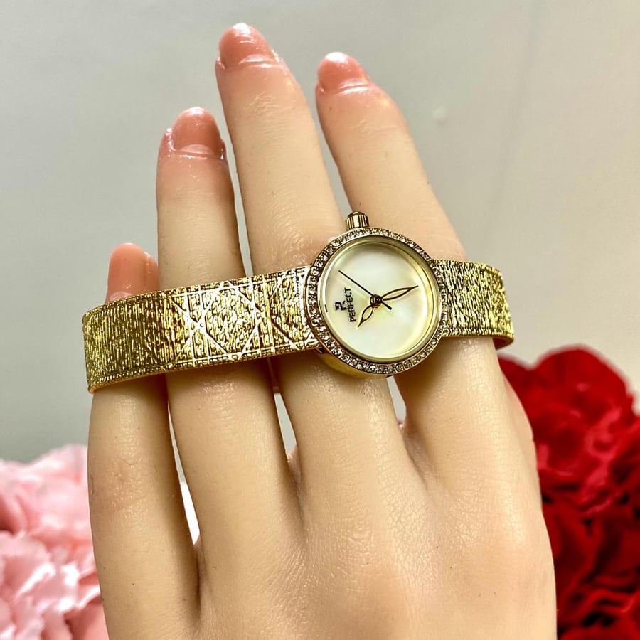 ساعة بسوار ذهبي وميناء صدفي
