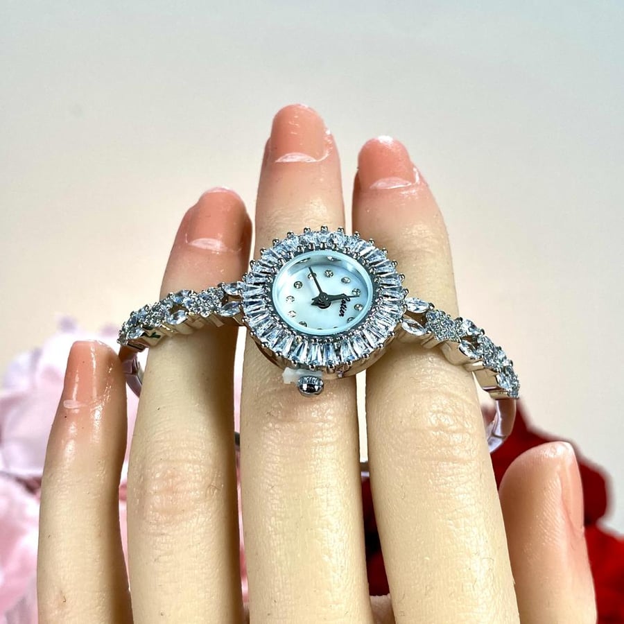 ساعة فضي مرصعه زركون بإطار مروحي