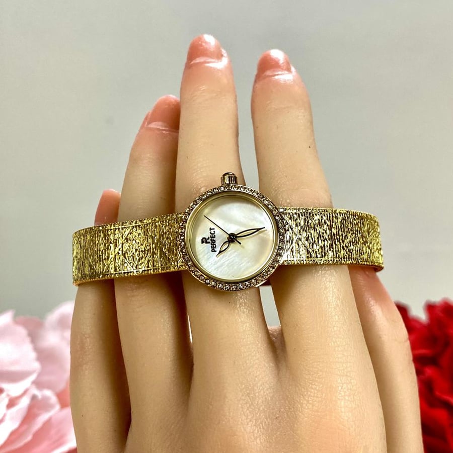 ساعة بسوار ذهبي وميناء صدفي