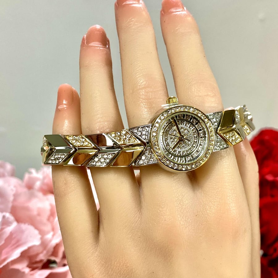 ساعة زركون بسوار سهمي ذهبي