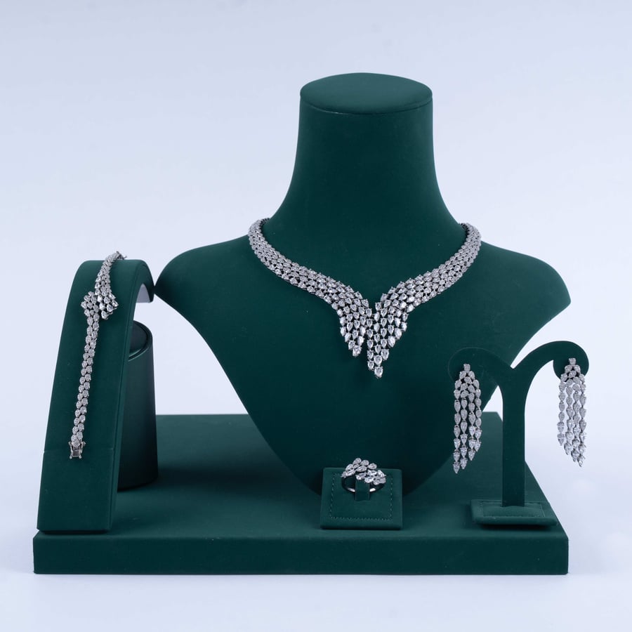 طقم ريشة البلور – زركون بتصميم V عميق وتكوين ريشي منسدل