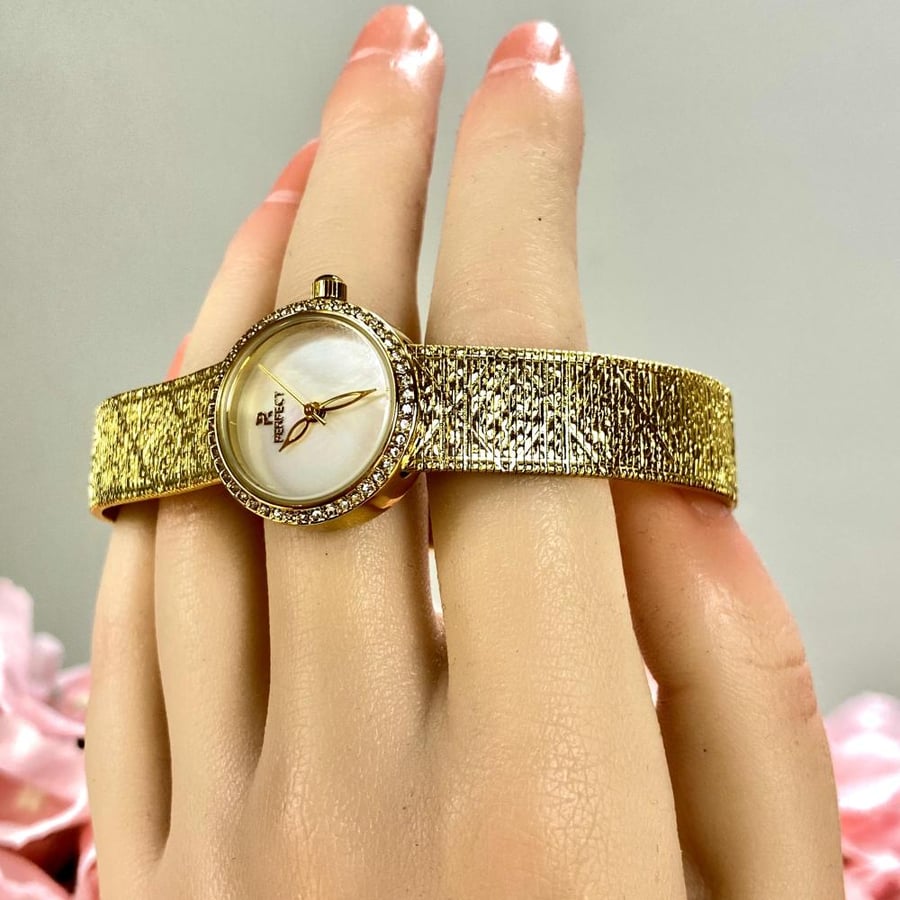 ساعة بسوار ذهبي وميناء صدفي