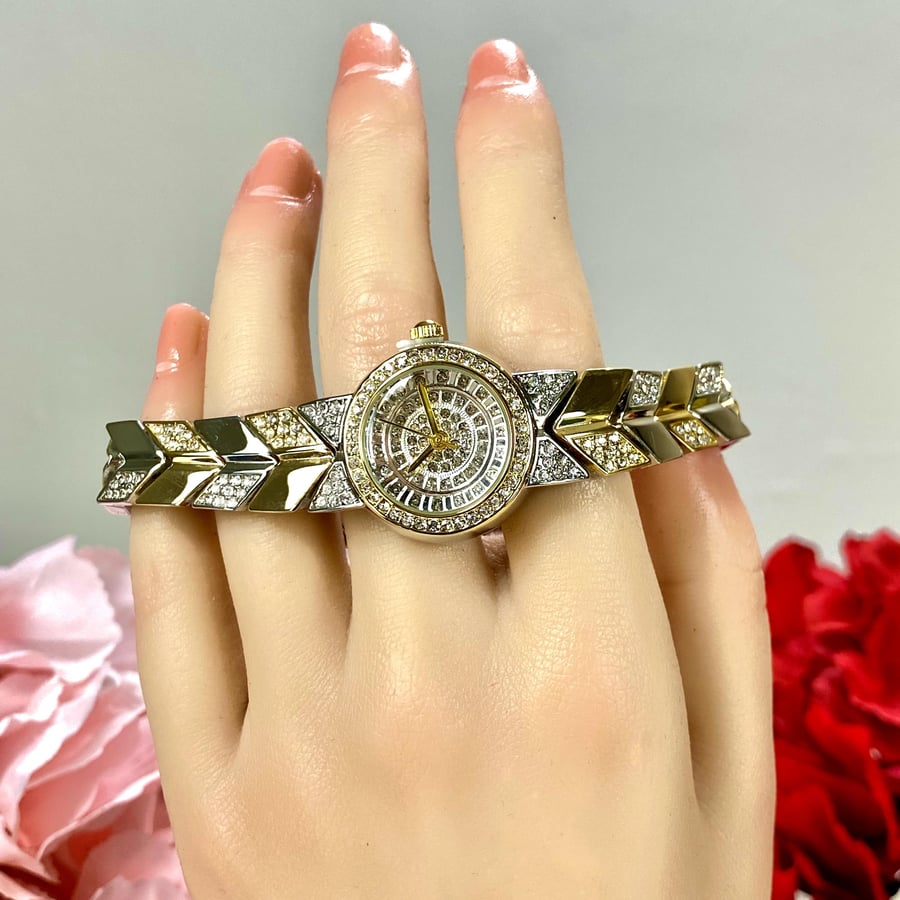 ساعة زركون بسوار سهمي فضي