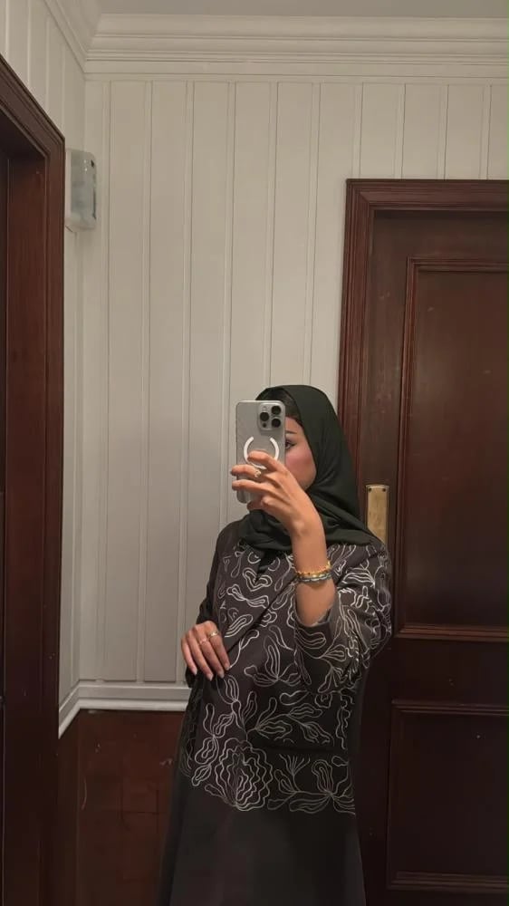 عباية كريب مع تطريز قصة بليزر
