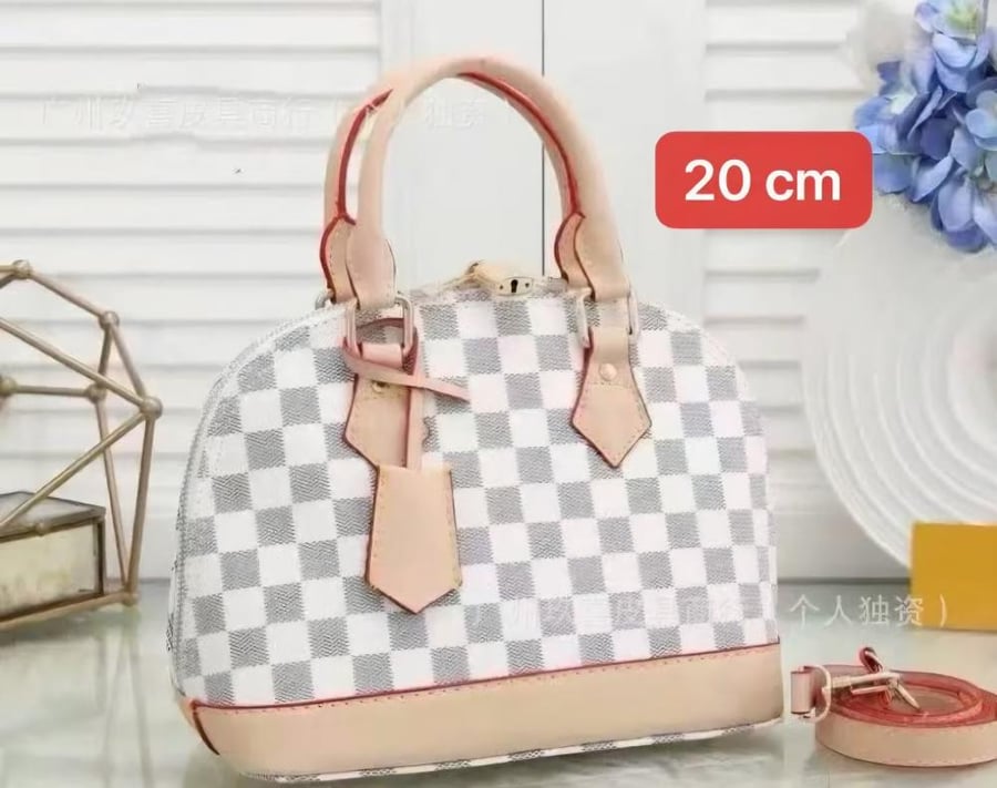 حقيبة لويس فيتون ميني ٢٠سم  ..