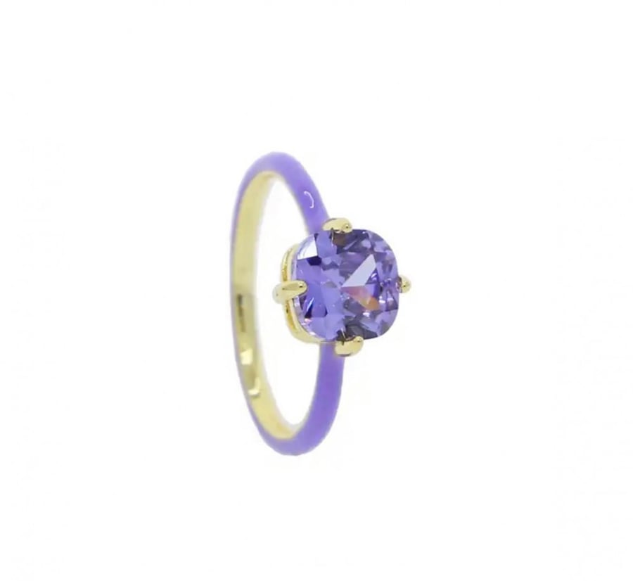 Gold ring with purple pastel decorated with crystal