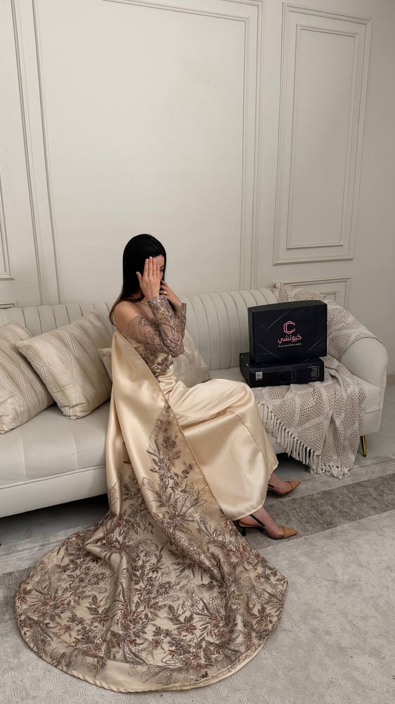 فستان سهرة شامبين تطريز ملكي فاخر بكاب دانتيل راقي