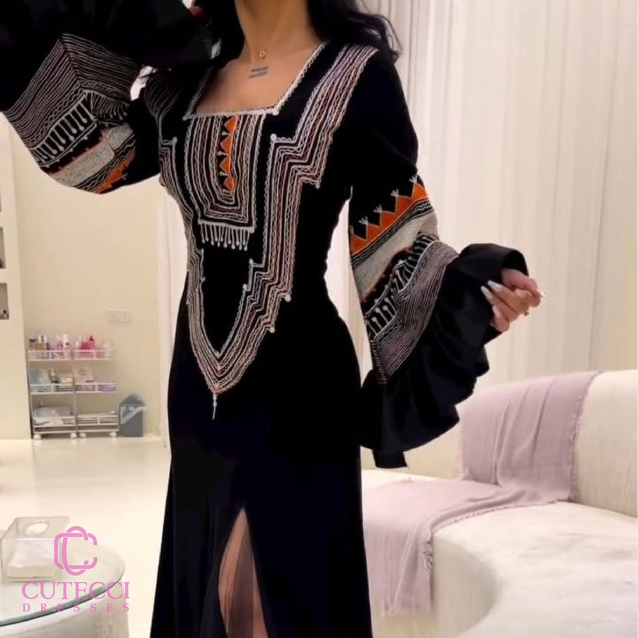 جلابية سوداء سواريه مطرزة بأكمام واسعة فخمة