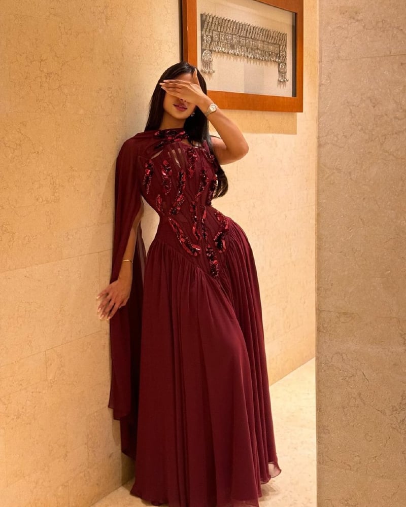 فستان عنابي غامق