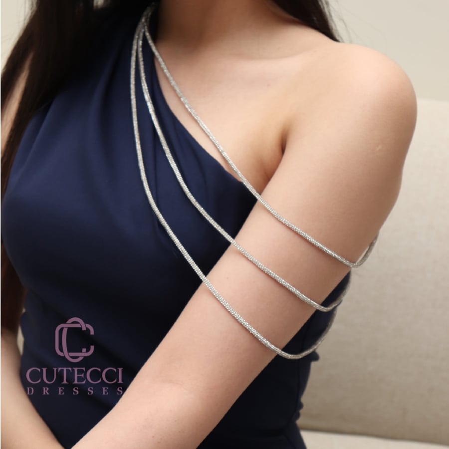 فستان كحلي ناعم مع سلسال – إطلالة راقية وجذابة من كيوتشي CUTECCI تناسب كل الأذواق السعودية