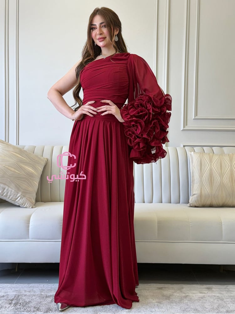 فستان برغندي ون شولدر بتصميم يد مزينة بكسرات من Cutecci